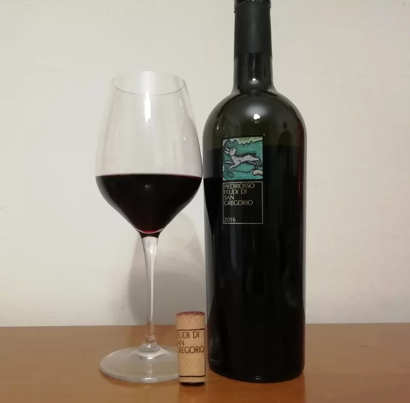 Il Piedirosso di Feudi di San Gregorio: un ottimo Vino per Salsiccia e Patate