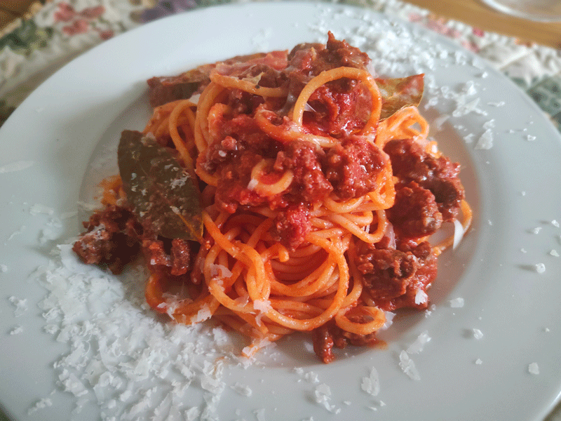 Nicolò di Bindi Sergardi in abbinamento a degli spaghetti con ragù di cinghiale